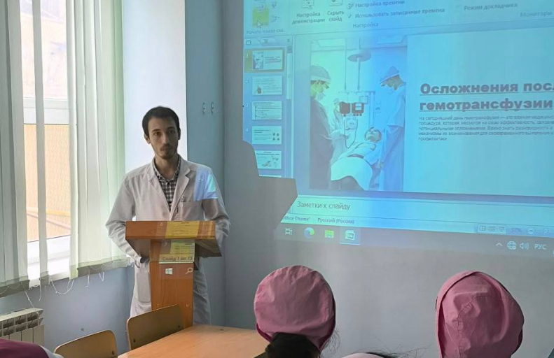 В честь национального дня донора в России преподаватель хирургии Джасим Мустафа Ахмедович провел мини-конференцию со студентами 3 курса Акушерское дел...