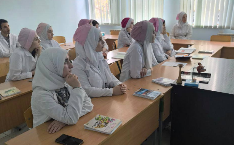 В честь национального дня донора в России преподаватель хирургии Джасим Мустафа Ахмедович провел мини-конференцию со студентами 3 курса Акушерское дел...