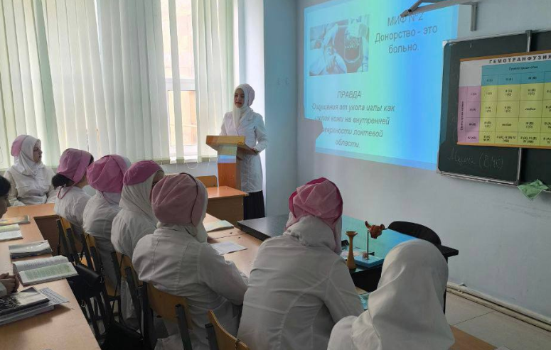 В честь национального дня донора в России преподаватель хирургии Джасим Мустафа Ахмедович провел мини-конференцию со студентами 3 курса Акушерское дел...