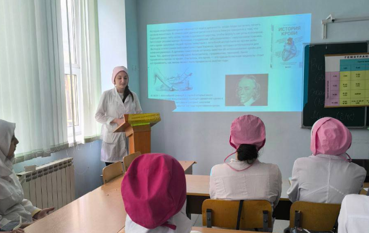 В честь национального дня донора в России преподаватель хирургии Джасим Мустафа Ахмедович провел мини-конференцию со студентами 3 курса Акушерское дел...