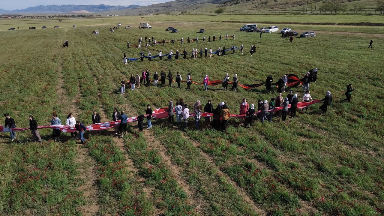 В Дагестане на маковом поле студенты-медики организовали  патриотический  флэшмоб к 78-летию Победы в Великой Отечественной Войне.