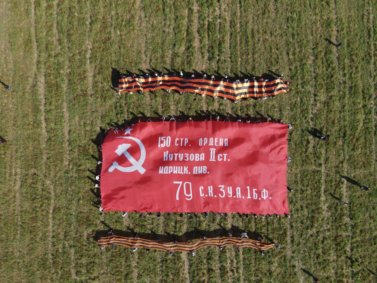 В Дагестане на маковом поле студенты-медики организовали  патриотический  флэшмоб к 78-летию Победы в Великой Отечественной Войне.