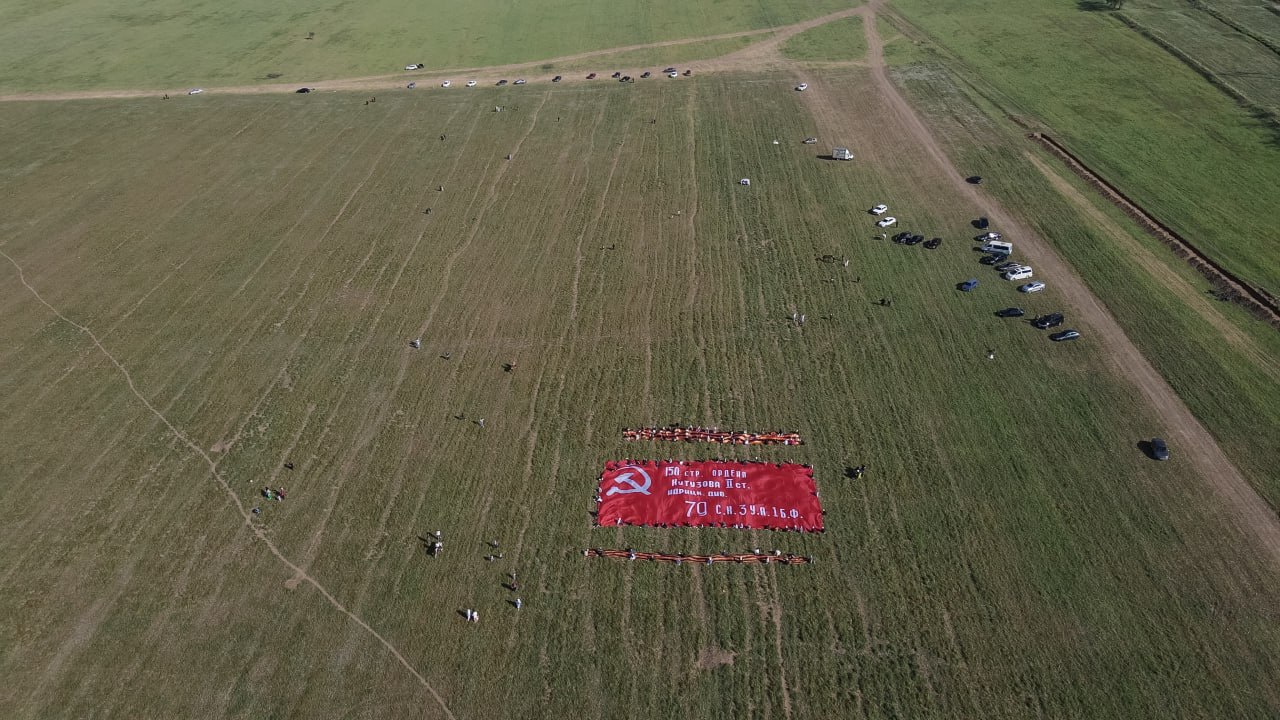 В Дагестане на маковом поле студенты-медики организовали  патриотический  флэшмоб к 78-летию Победы в Великой Отечественной Войне.