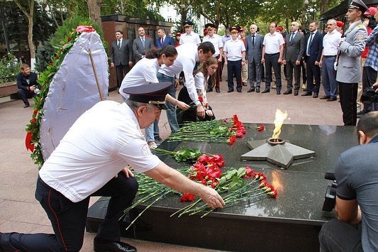 В Махачкале прошла церемония возложения цветов
