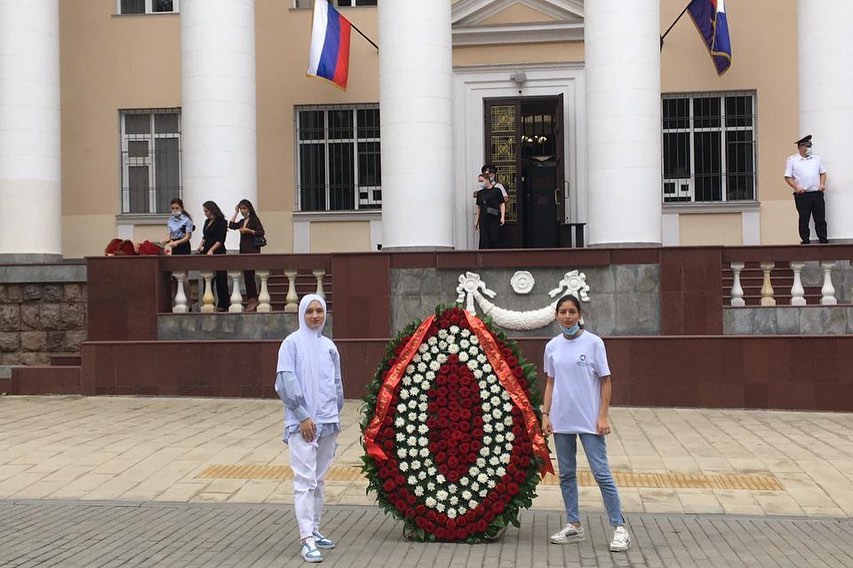 В Махачкале прошла церемония возложения цветов