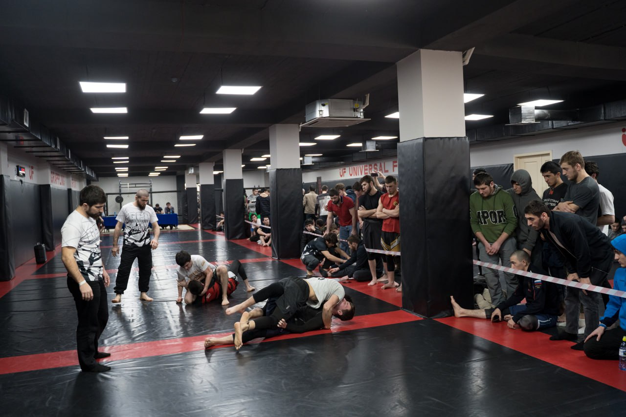 В поддержку участников СВО в Махачкале прошел турнир по грепплингу среди студентов медколледжа имени Башларова.