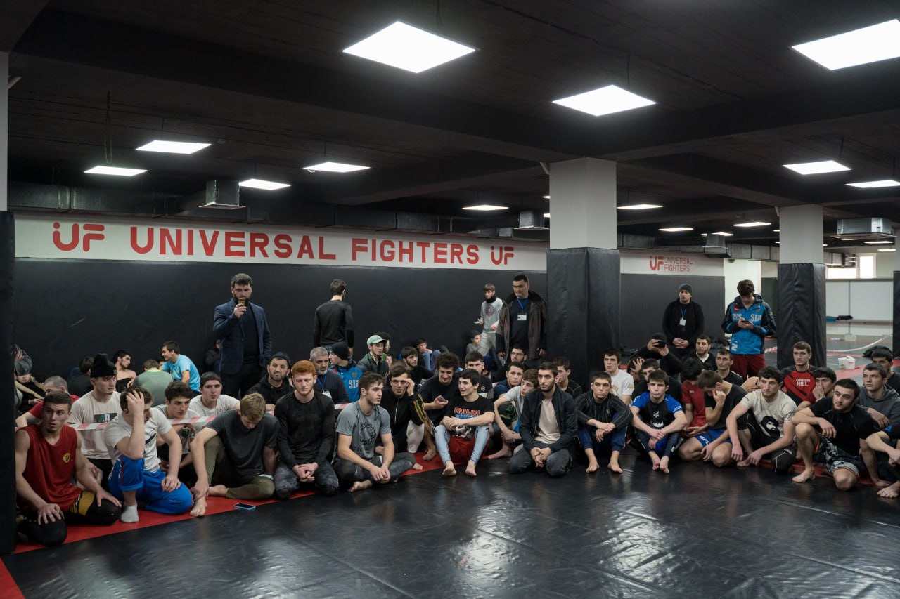 В поддержку участников СВО в Махачкале прошел турнир по грепплингу среди студентов медколледжа имени Башларова.