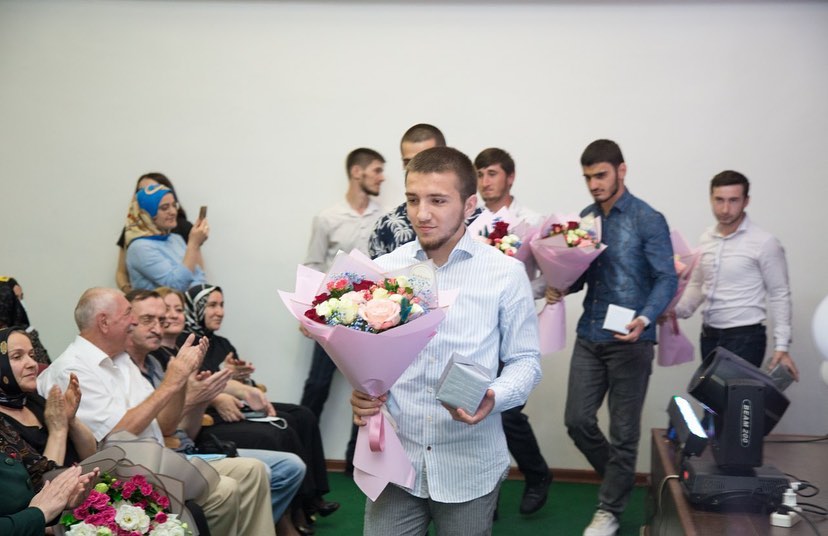 Вручение дипломов выпускникам