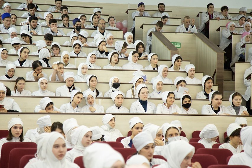 Встреча сотрудников полиции с преподавателями и студентами колледжа.